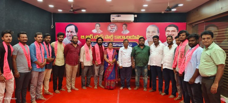 బీజేపీ మహిళా మోర్చా నాయకురాలు సరస్వతి బిఆర్ఎస్ లో చేరిక